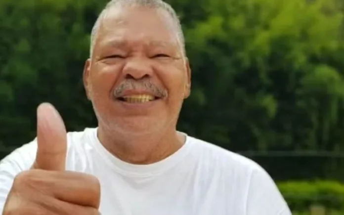 Semelhante ao Alzheimer Segundo o Manual MSD, as pancadas características do boxe fazem com que o cérebro se mova bruscamente dentro da caixa craniana, o que pode romper pequenos vasos sanguíneos e causar lesões no órgão. Acumuladas, as lesões levam a um processo de produção de emaranhados tóxicos de proteínas que têm efeitos semelhantes ao Alzheimer e criando um quadro irreversível e progressivo.