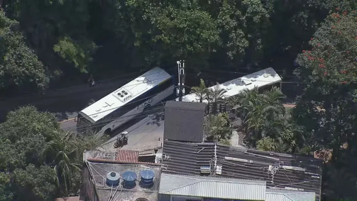 VÍDEO: No RJ, bandidos sequestram 7 ônibus e usam para fazer barricadas contra operação do Bope