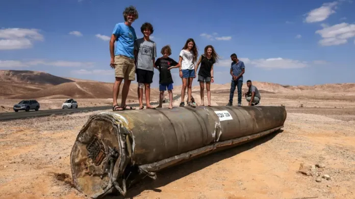 Local onde míssil iraniano caiu em Israel vira ponto turístico