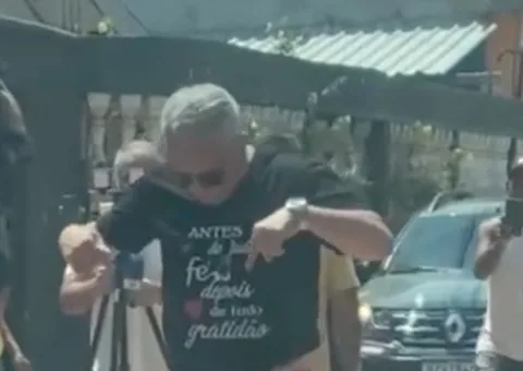 VÍDEO: Candidato desfila de calcinha, para pagar aposta após não ser eleito em Iranduba