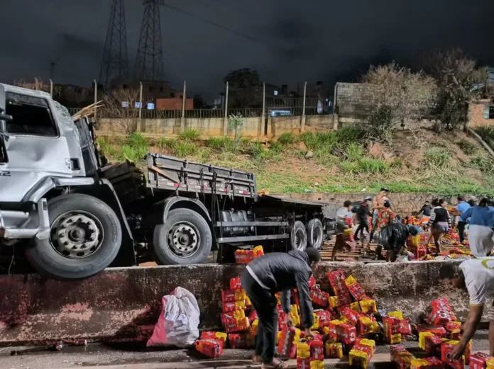 VÍDEO: Caminhão de cerveja tomba em BH e carga é doada para a população