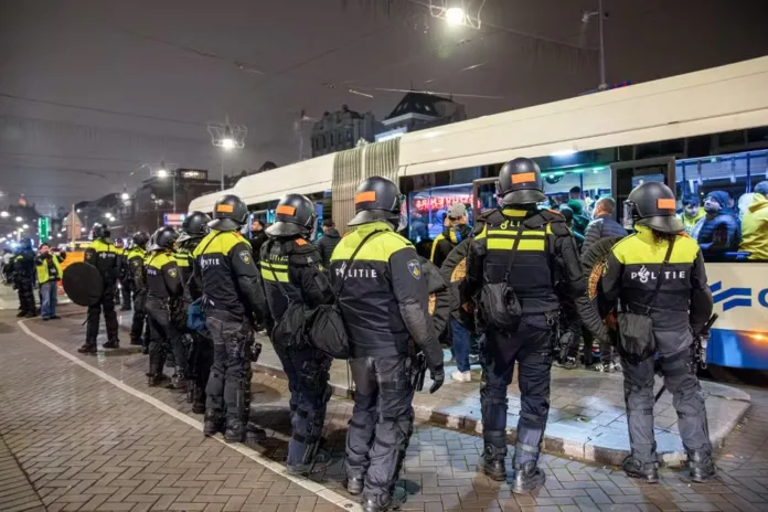 VÍDEOS: Torcedores israelenses são atacados em Amsterdã; Israel alega antisemitismo