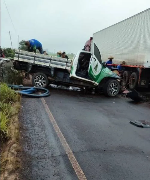 VÍDEOS: motorista morre após carreta atingir picape na BR-374 em Rondônia