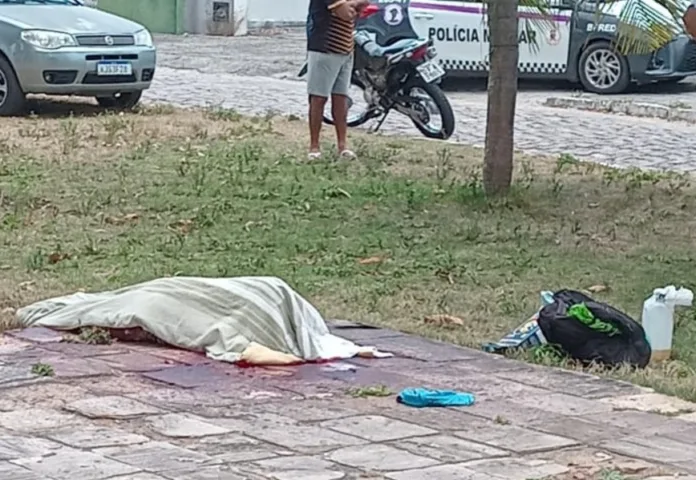 Filho esfaqueia e arranca a cabeça do pai em praça pública em Natal