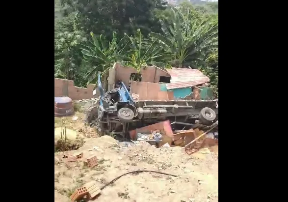 VÍDEO: Caminhão perde o controle e destrói casa no bairro Mauazinho