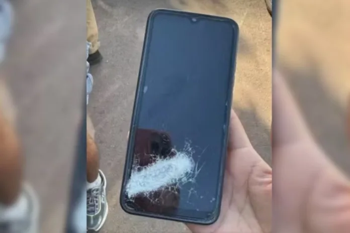 Celular no bolso salva homem de levar tiro durante briga, no Paraná