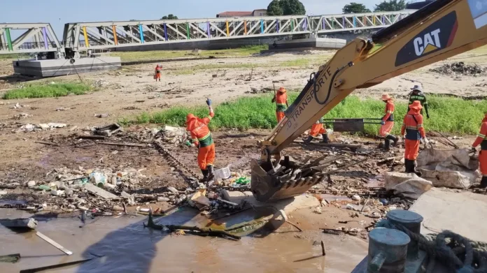 Prefeitura intensifica limpeza na orla do rio Negro e pede apoio da população