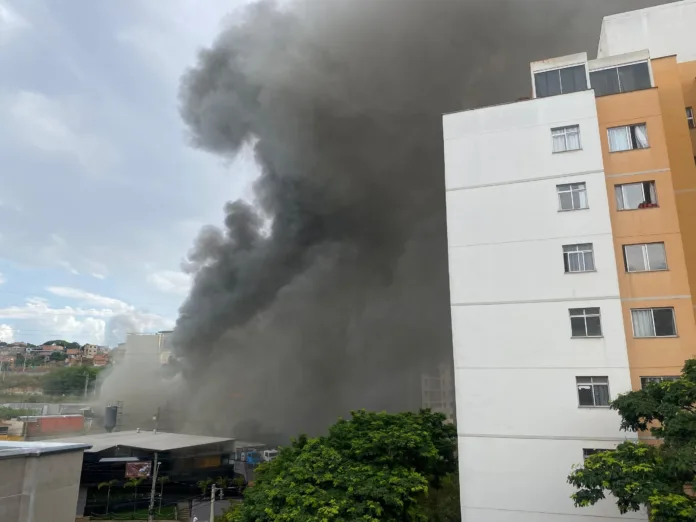 Após mais de 15 horas, fábrica de pães volta a pegar fogo nesta manhã em Belo Horizonte