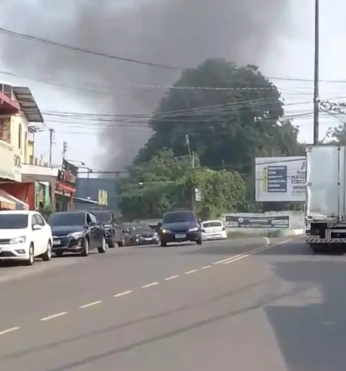 Na tarde desta sexta-feira (22/11), uma casa foi atingida por um incêndio causado por um curto-circuito no ar-condicionado.