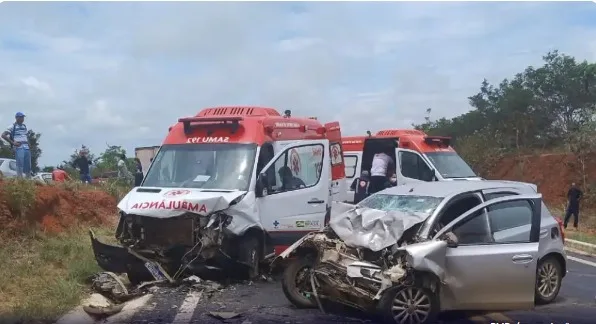 Batida entre Samu e táxi deixa dois mortos em estrada de Minas Gerais