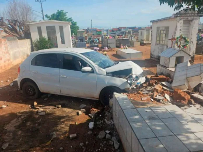 VÍDEO: Carro invade muro de cemitério e destrói túmulos, no interior de MT