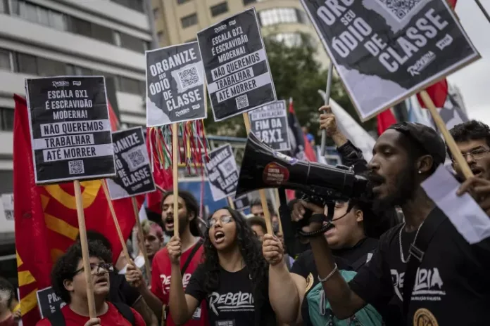 Manifestações contra escala 6x1 são registradas em capitais do país no feriado