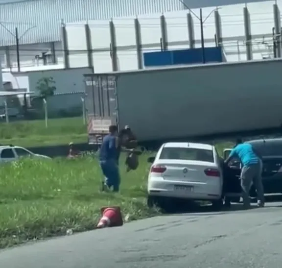 Vídeo mostra sequestro na BR-324 próximo a Salvador