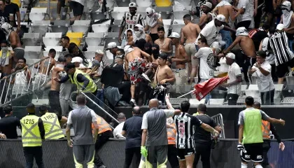 Final da Copa do Brasil: Fotógrafo ferido por bomba na Arena MRV passa por cirurgia