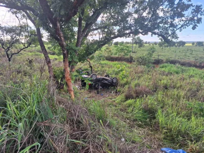 Homem morre após atropelar cavalo e carro capotar em MG