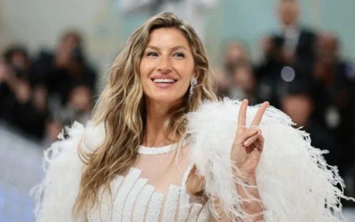 A modelo Gisele Bündchen mostrou pela primeira vez nesta quarta-feira (13/11) a sua barriguinha de grávida após publicar fotos