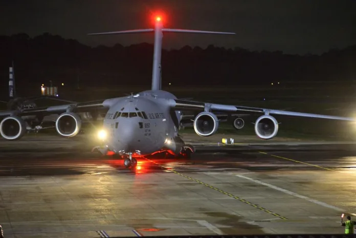 VÍDEO: Avião americano pousa em Manaus, com suprimentos para suposta visita de Joe Biden ao Amazonas