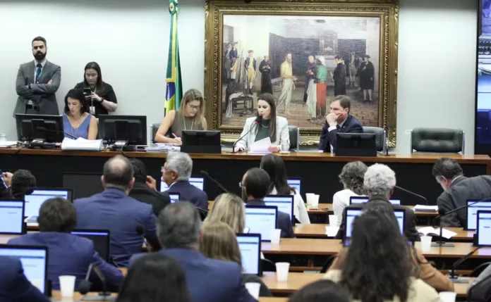 Comissão da Câmara aprova PEC que pode acabar com aborto legal no Brasil