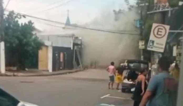 VÍDEOS: Incêndio atinge Bar do Divino no Parque 10, em Manaus