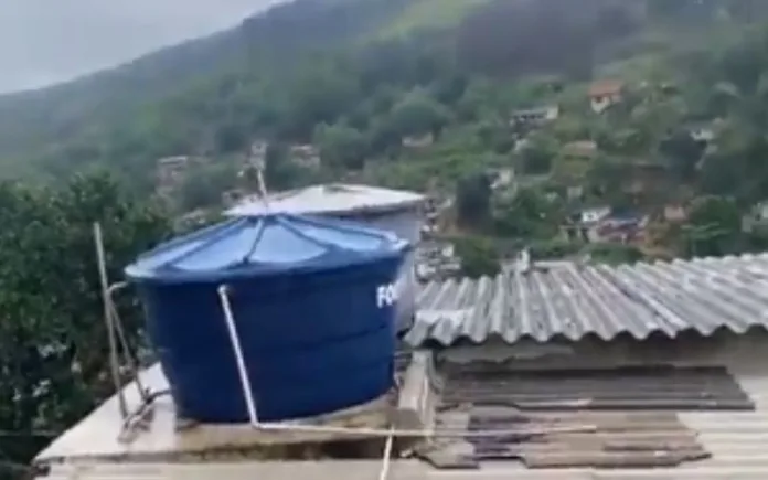 Moradores do Morro da Galinha registraram uma verdadeira chuva de balas que acontecia enquanto traficantes do Morro do Machado (TCP)