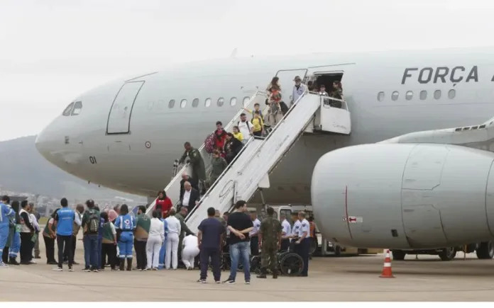 O décimo voo da Força Aérea Brasileira (FAB) que resgatou brasileiros no Líbano pousou às 4h06 desta terça-feira (5/11) na Base Aérea de São Paulo