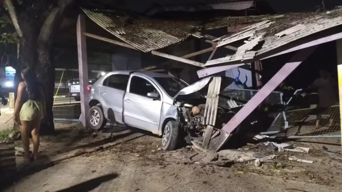 Carro invade floricultura após motorista perder o controle, em avenida de Manaus