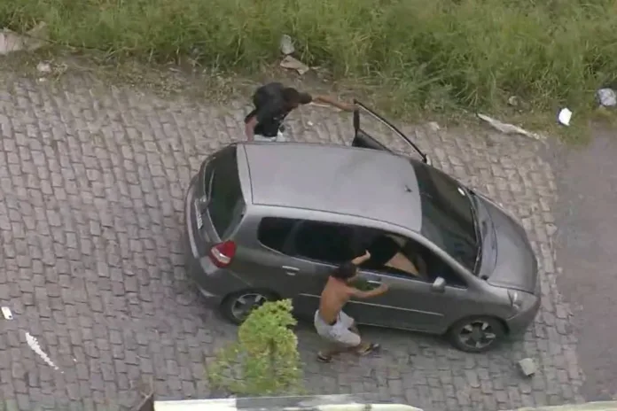 VÍDEO: Bandidos matam PM, colocam corpo em carro e o jogam ladeira abaixo, no RJ