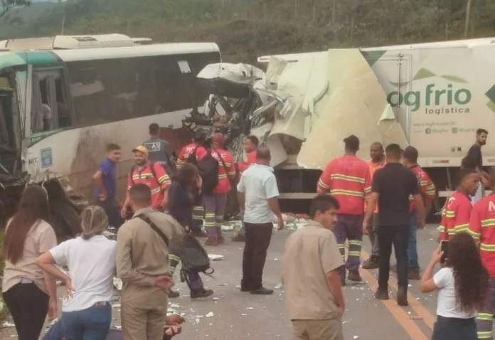 VÍDEO: acidente deixa motorista morto e passageiros feridos em Minas Gerais