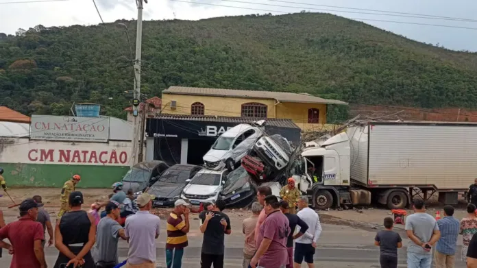 VÍDEO: Caminhão desgovernado atinge concessionária e causa 