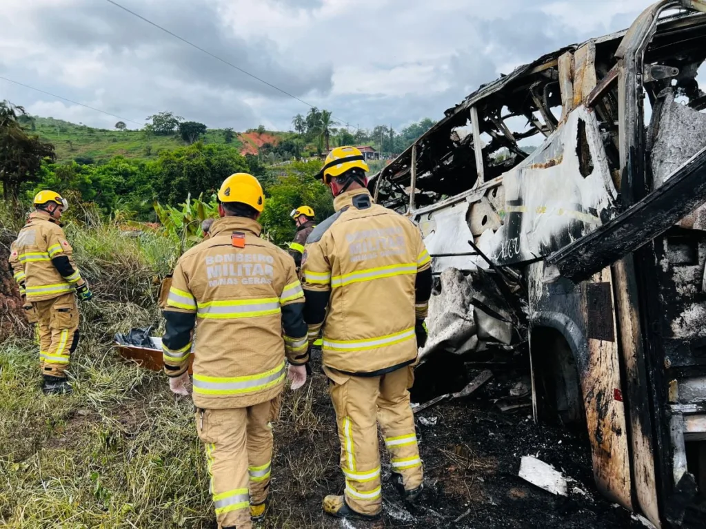 Acidente entre carro, ônibus e carreta mais mais de 30 pessoas na BR-116