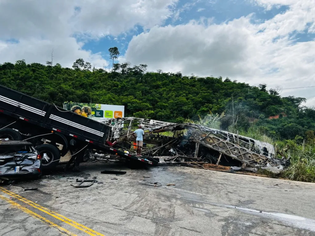 Acidente mata mais de 30 pessoas na BR-116