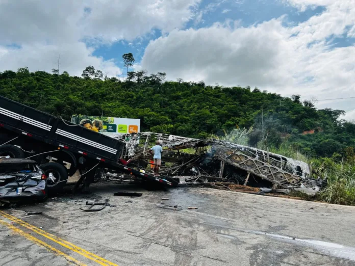 Acidente entre carro, ônibus e carreta mais mais de 30 pessoas em MG