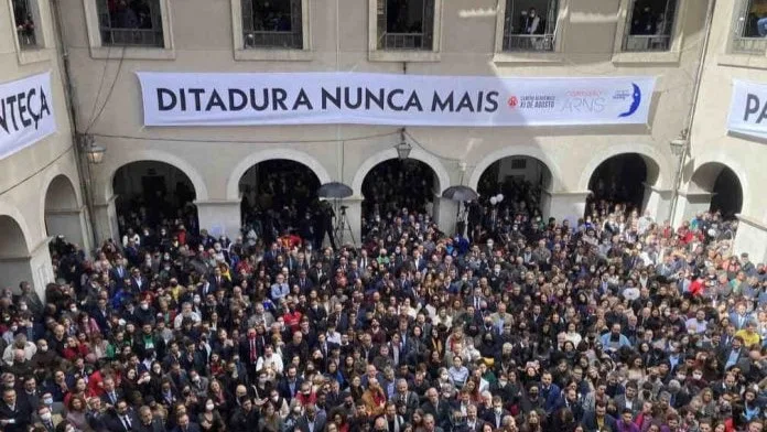 Empresários, juristas, artistas, movimentos sociais e sindicais reuniram-se na manhã desta quinta-feira (11) na Faculdade de Direito da Universidade de São Paulo em ato pela defesa da democracia e do sistema eleitoral brasileiro