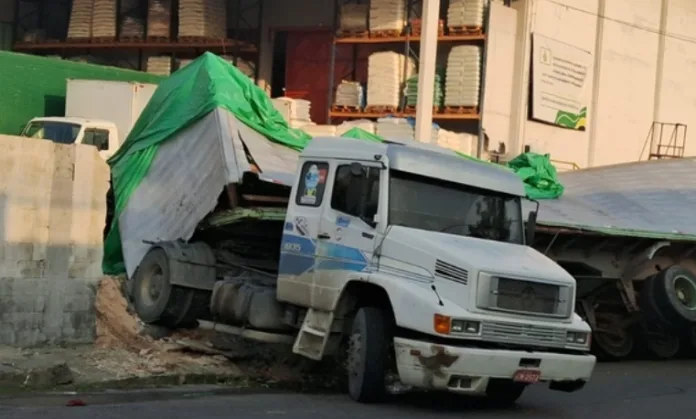 Carreta desgovernada esmaga carros após invadir fábrica em Manaus