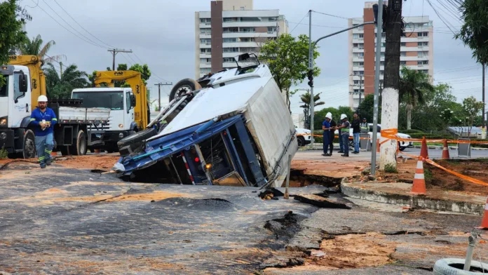 Cratera se abre e caminhão de lixo é engolido na Ponta Negra