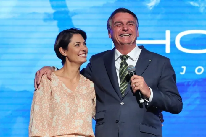 Michelle Bolsonaro ao lado de Jair Bolsonaro