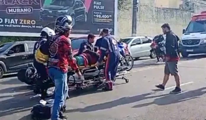 Motociclista fica ferido após colidir com carro em acidente no Adrianópolis