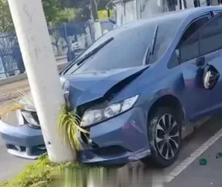 Motorista colide com poste após perder controle de carro na Av. André Araújo