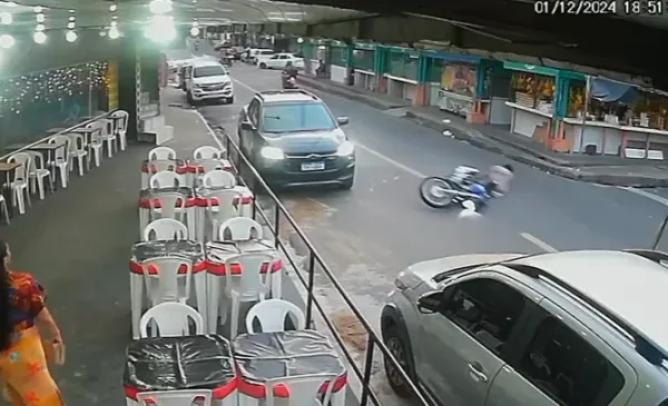 Vídeo mostra queda violenta de motociclista com final surpreendente