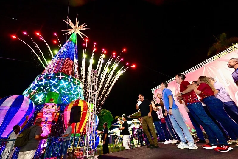 Ponta Negra recebe árvore de Natal com mais de 30 metros de altura