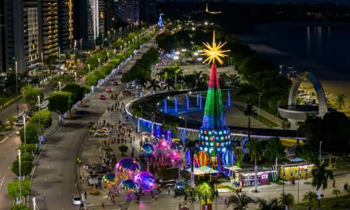 Ponta Negra recebe árvore de Natal com mais de 30 metros de altura