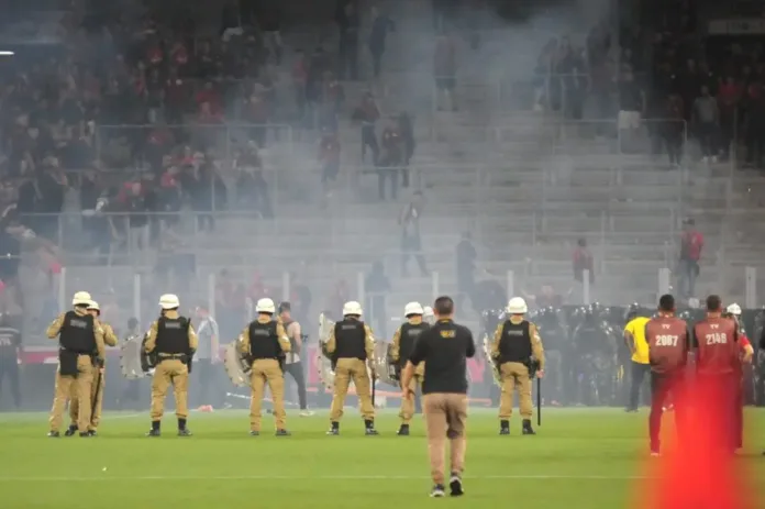 VÍDEO: Após derrota do Athletico, torcedores tentam invadir gramado e PM intervém