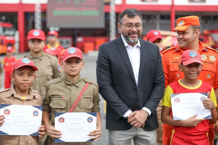 O Corpo de Bombeiros Militar do Amazonas promoveu, nessa sexta-feira (06/12), a formatura de 64 alunos do Programa Educacional Bombeiro Mirim