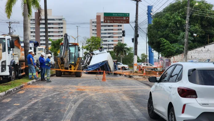 Cerca de 700 mil pessoas devem ficar sem água após adutora romper em Manaus; confira os locais