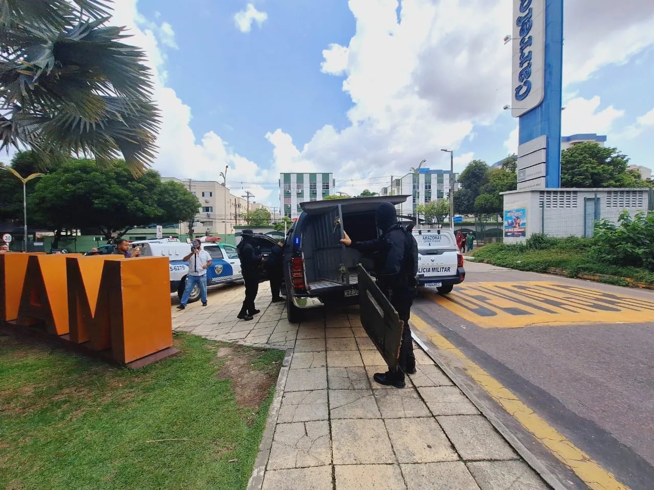 VÍDEOS: Assaltantes invadem joalheria do Manauara Shopping e trocam tiros
