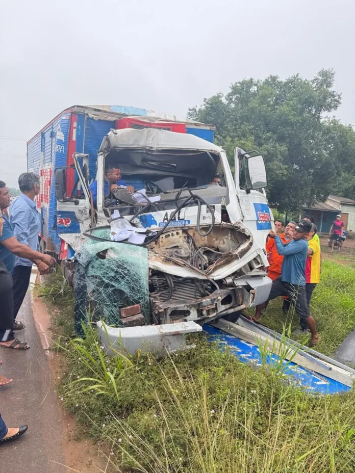 Acidente entre caminhão e ônibus deixa homem preso