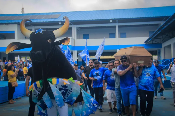 Caprichoso faz homenagem ao artista Juarez Lima em cortejo fúnebre