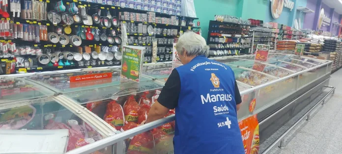 Visa Manaus apreende 200 quilos de alimentos impróprios na operação 