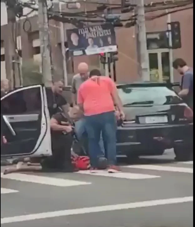 VÍDEO: homem é preso carregando fuzis em carro no Rio de Janeiro