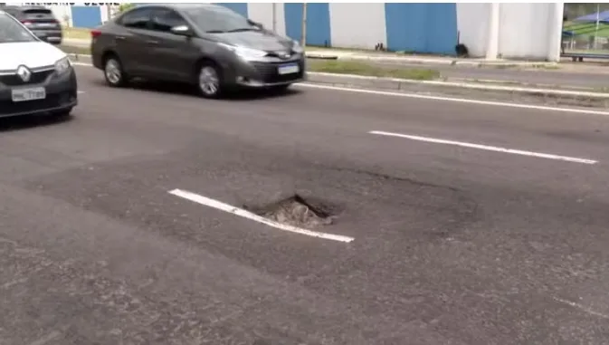 Trecho da Avenida Mário Ypiranga que passou por obras volta a afundar